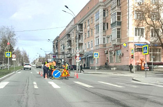 В Барнауле продолжаются работы по приведению в порядок люков на дорогах