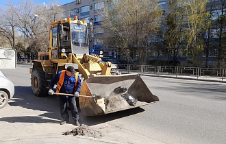 В Барнауле дорожная служба продолжает красить остановки и ограждения вдоль дорог и тротуаров 