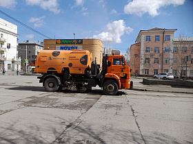 Улицы Барнаула чистят подметально-уборочные вакуумные машины 