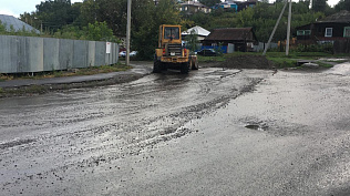 Дорожная служба  очищает проблемные участки ливневой канализации в Барнауле для ускорения спуска воды