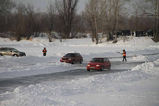 В Барнауле прошли краевые соревнования по ледовым автогонкам