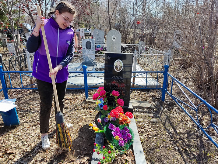 В Барнауле волонтёры ухаживают за захоронениями участников Великой Отечественной войны