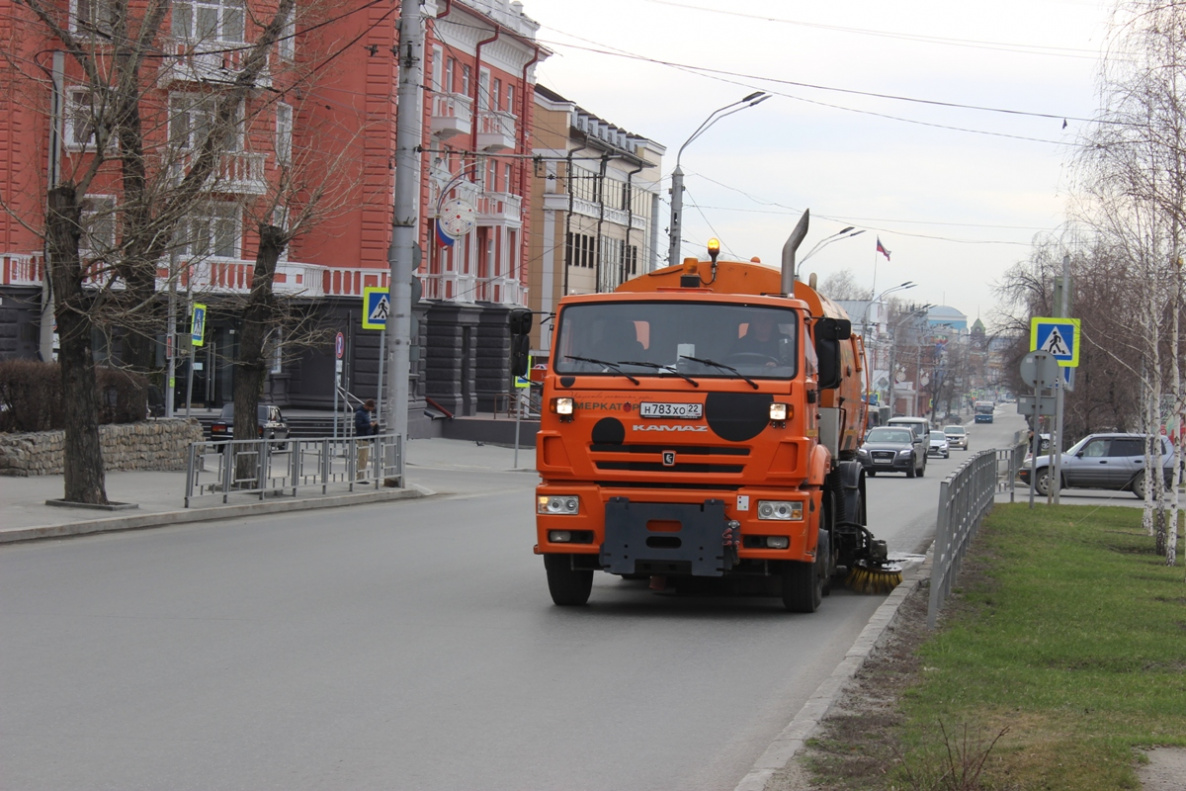 Id kamaz barnaul. КДМ Барнаул. Трактор пылесосит улицу. В Красноярске пылесосят улицы.