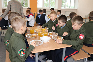 В школах Барнаула продолжается практика общественного контроля за качеством питания в школьных столовых
