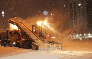 В Барнауле в ночь на 7 декабря снег вывозили с проспектов Ленина, Комсомольского, Социалистического, Калинина,  улиц Северо-Западной, В.Кащеевой, Советской Армии