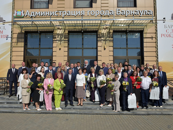 В Барнауле торжественно открыли обновленную Доску Почета «Слава и гордость Барнаула»