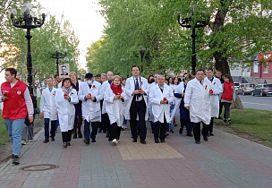В Барнауле прошло шествие памяти военных медиков «Дорогой милосердия»