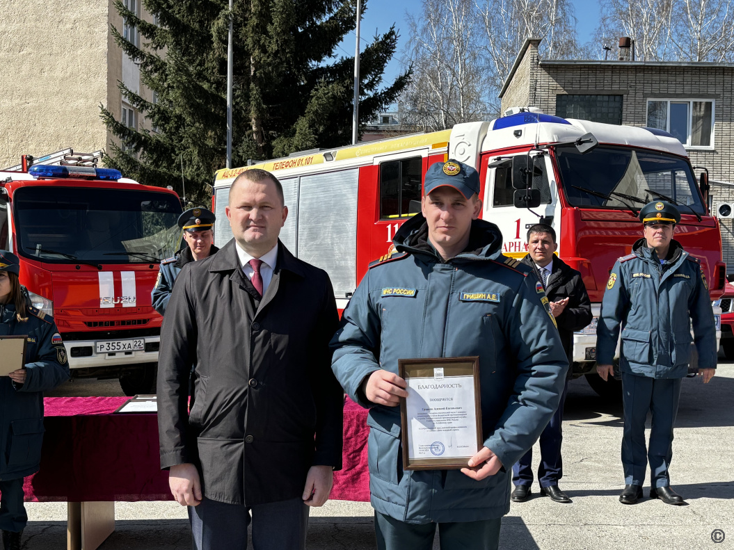 Спасателей Барнаула наградили в преддверии Дня пожарной охраны БАРНАУЛ ::  Официальный сайт города