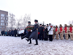 В Барнауле в День полного снятия блокады Ленинграда возложили цветы к Мемориалу Славы