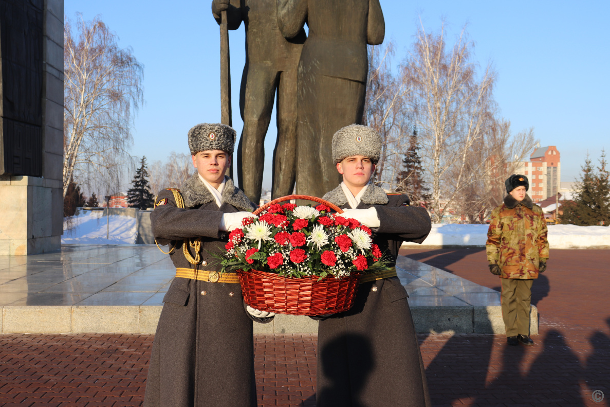 Глава администрации Железнодорожного района возложил цветы к Мемориалу  Славы и к памятному знаку в честь защитников Сталинграда | 02.02.2023 |  Барнаул - БезФормата