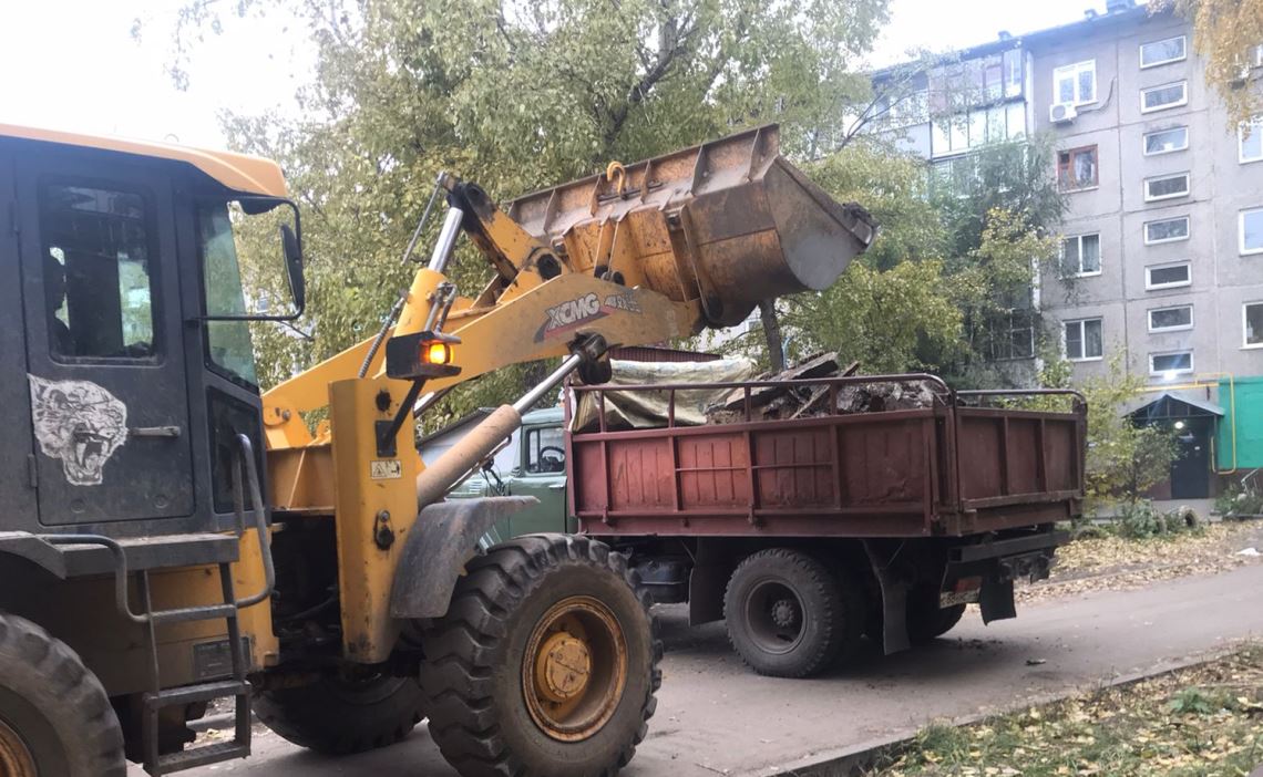 На «чистый четверг» в Ленинском районе вышли студенты, управляющие и  промышленные организации, общественники БАРНАУЛ :: Официальный сайт города