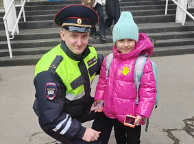 Сотрудники Госавтоинспекции Барнаула рассказывают школьникам о световозвращателях 