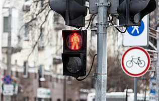 В Барнауле на 39 участках дорог установили умные светофоры 