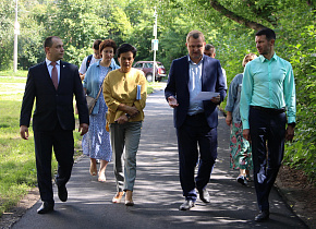 В пригороде Барнаула продолжается ремонт тротуаров