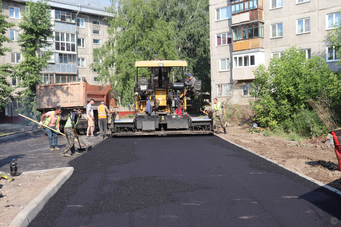 Во дворе по ул.80 Гвардейской Дивизии,6 асфальтируют проезды и тротуары  БАРНАУЛ :: Официальный сайт города