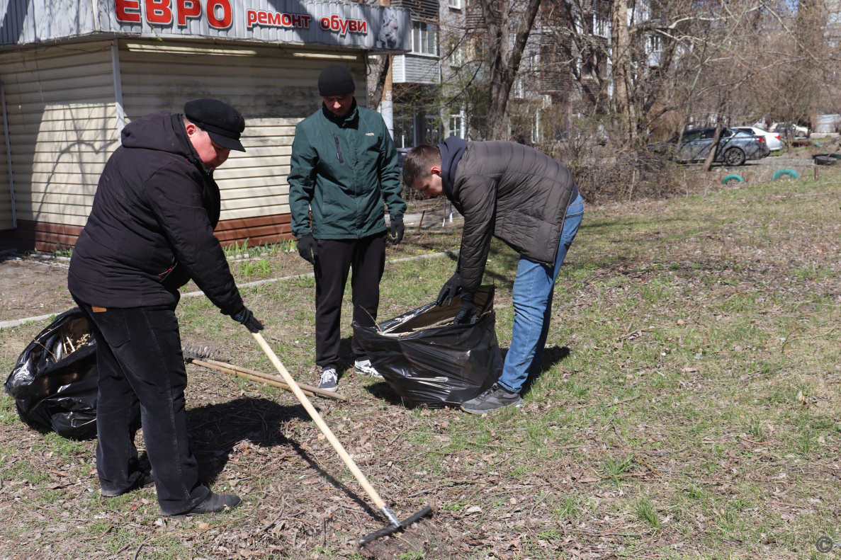 Железнодорожный район присоединился к общегородскому субботнику БАРНАУЛ ::  Официальный сайт города