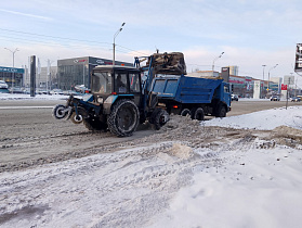 Дорожная служба очищает улицы от снега