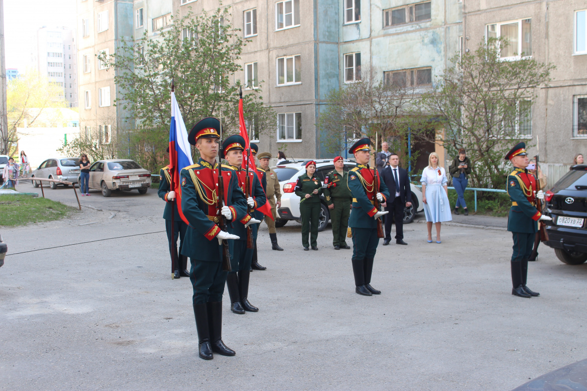 В Центральном районе Барнаула прошла акция «Парад у дома ветерана» |  06.05.2022 | Барнаул - БезФормата