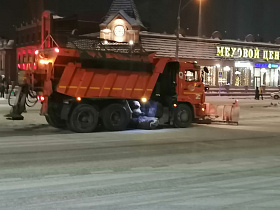 Дороги Барнаула очищают от снега и посыпают реагентами 