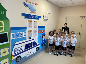 Автополицейские Барнаула рассказали воспитанникам детского сада о правилах на дороге