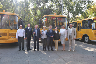Три школы пригорода Барнаула получили новые автобусы для учащихся