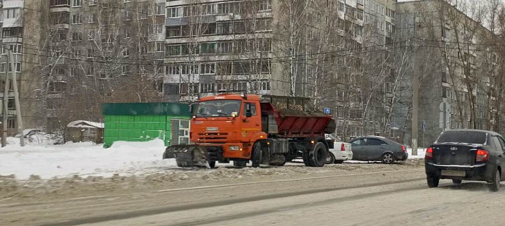 Коммунальные службы в штатном режиме чистят от снега дворы и улицы Ленинского района 