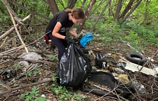 Бойцы экологического отряда «Атлас» помогают убирать свалку мусора около озера в Барнауле