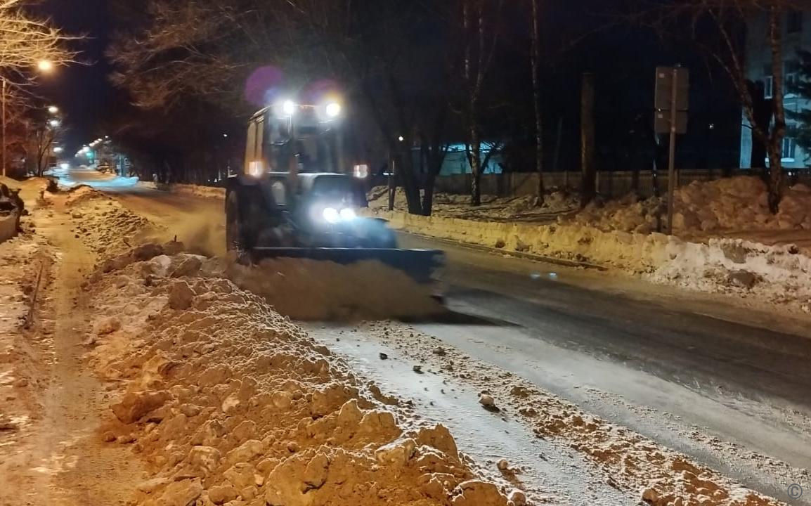 Дорожные службы Барнаула продолжают вывозить с городских улиц и тротуаров  снег и лед БАРНАУЛ :: Официальный сайт города