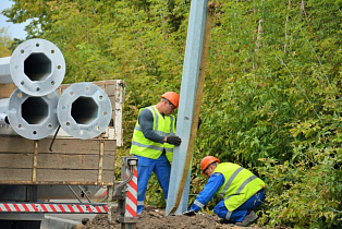 В барнаульском микрорайоне ВРЗ начали монтировать опоры уличного освещения