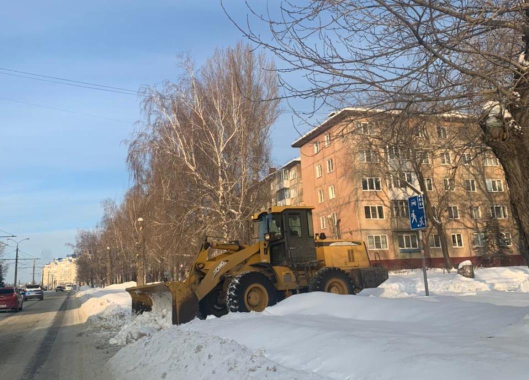 На территории Ленинского района осуществляется контроль за очисткой дворов,  кровель, а также внутриквартальных проездов от снега БАРНАУЛ :: Официальный  сайт города