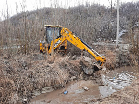 В барнаульском поселке Ильича продолжают расчищать водоотводной канал
