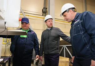 Виктору Томенко рассказали о дальнейшем росте производства на предприятии «Алтайлесмаш» и о наборе новых сотрудников