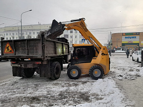 Дорожная служба проводит работы по очистке тротуаров, подходов к пешеходным переходам, лестничных маршей