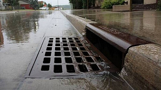 В Барнауле дорожники  контролируют работу ливневок                                 