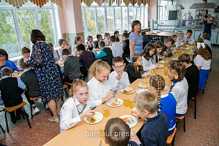 Общественники проверили организацию горячего питания в гимназии №80