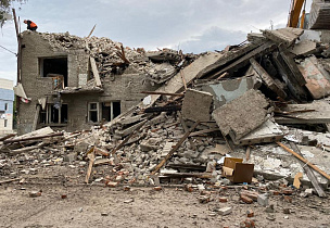 В Барнауле сносят многоквартирный аварийный дом по ул.Советской Армии,85