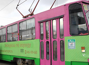 В экскурсионном трамвае школьникам рассказали об истории городского электрического транспорта в Барнауле