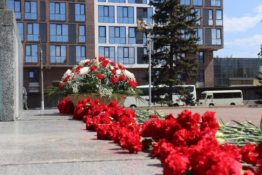 Прошло возложение цветов 22 июня. Ветераны Лубянки. Москвичи несут цветы к памятнику Леси Украинки.