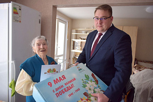 В преддверии 79-ой годовщины Победы труженикам тыла Барнаула вручают подарки