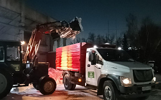 В Барнауле продолжается очистка городских улиц от снега 
