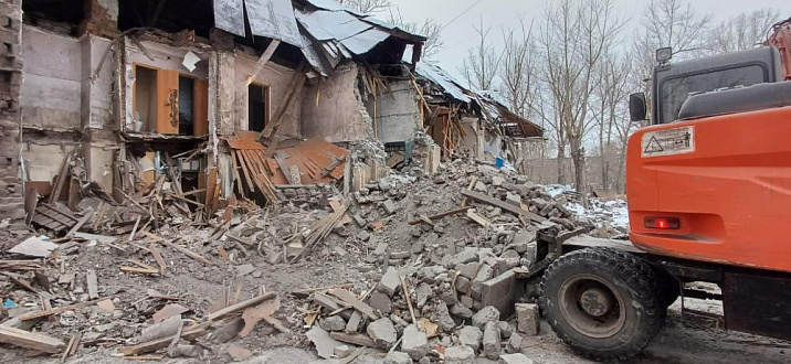 Очередной аварийный многоквартирный дом снесли в Железнодорожном районе Барнаула