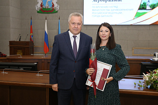 Медицинским работникам Барнаула вручили награды в преддверии профессионального праздника 