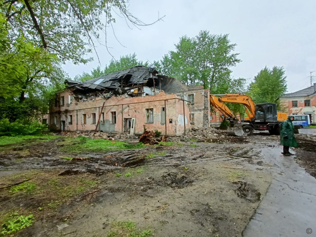 В Октябрьском районе завершают снос аварийного дома по улице Петра Сухова,  55 БАРНАУЛ :: Официальный сайт города