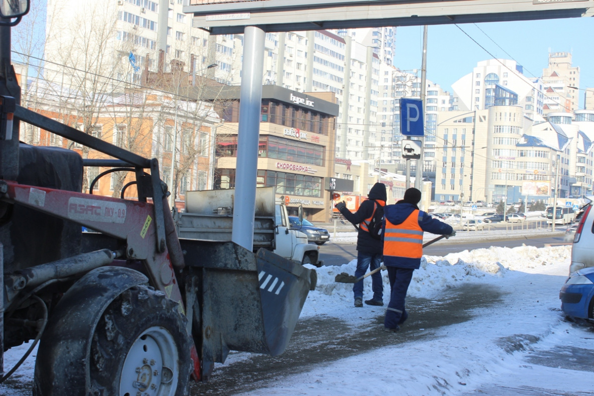 Барнаульские дорожники ежедневно посыпают тротуары песком БАРНАУЛ ::  Официальный сайт города