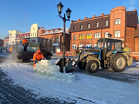 На улицу Мало-Тобольскую завезли лед для обустройства новогодней площадки