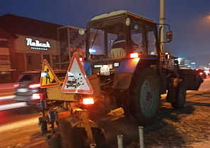 Зимняя техника вышла на очистку дорог в Барнауле
