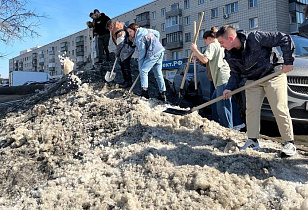 На улицах Барнаула волонтеры ведут работы по ворошению снега