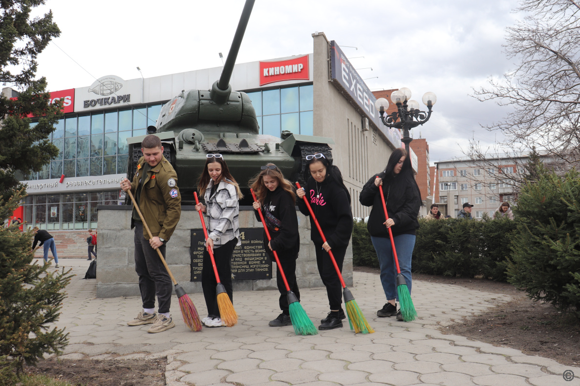 Все вместе на благо города»: как в Железнодорожном районе прошел очередной  «чистый четверг» БАРНАУЛ :: Официальный сайт города