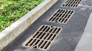 В Барнауле на пересечении улицы Попова и Павловского тракта до конца лета сделают дополнительную систему водоотведения 