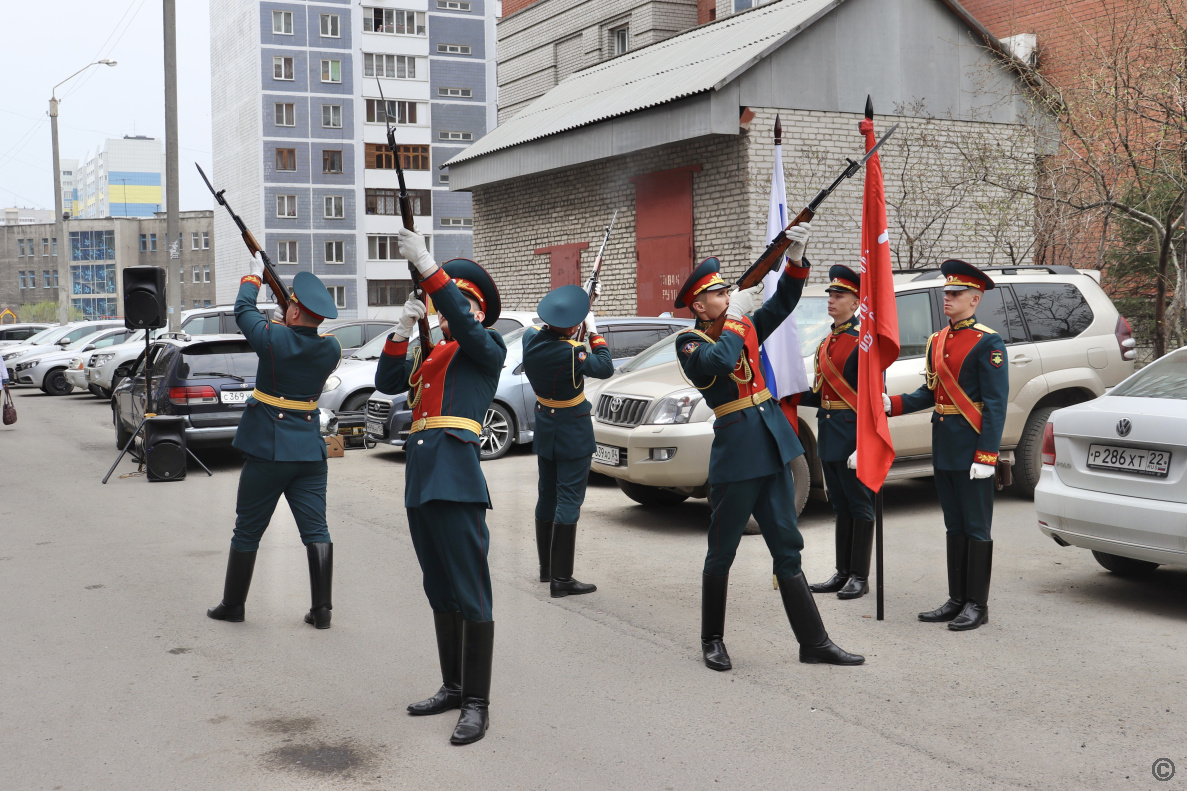 В Барнауле состоялась акция «Парад у дома ветерана» БАРНАУЛ :: Официальный  сайт города